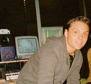 Tiziano Ferro Instagram - Dicembre 2000: preparavo il mio primo disco e nemmeno lo sapevo ancora.
❣️
December 2000: I was working on what would have become my first album, and I didn’t even know it.
❣️
Diciembre 2000: grabando lo que se habría convertido en mi primer disco, y yo ní lo sabia.
#rossorelativo #rojorelativo #RR20