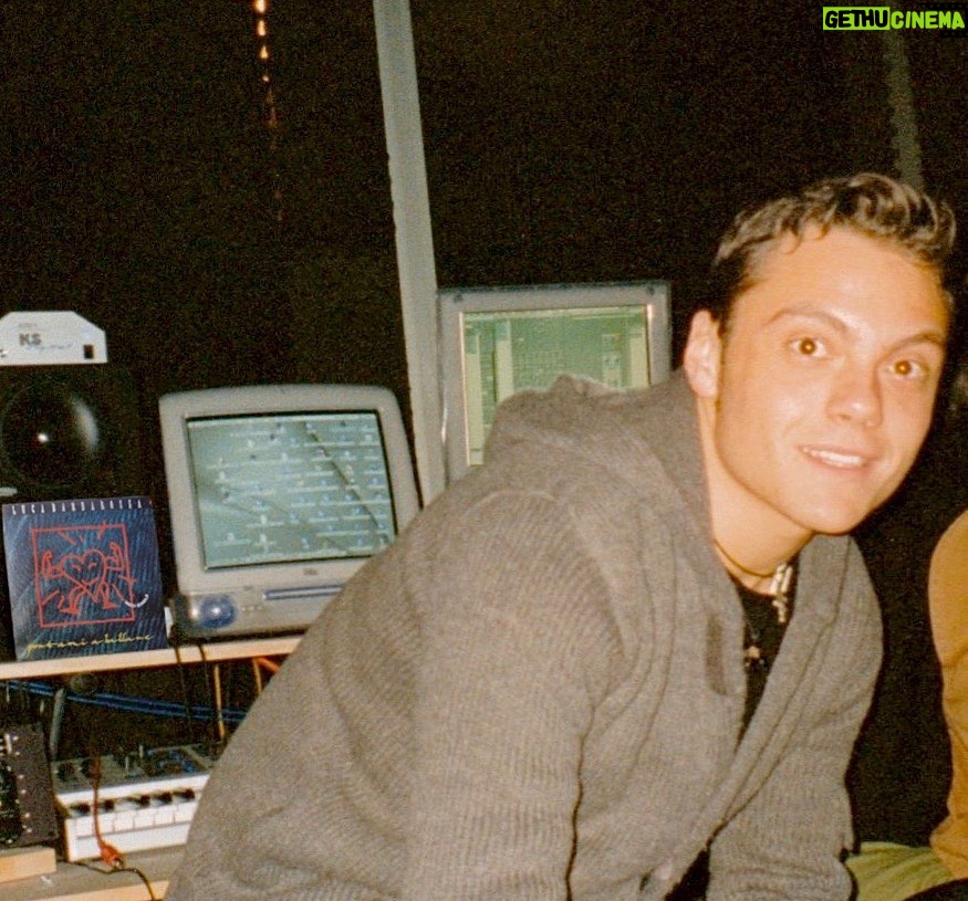 Tiziano Ferro Instagram - Dicembre 2000: preparavo il mio primo disco e nemmeno lo sapevo ancora. ❣️ December 2000: I was working on what would have become my first album, and I didn’t even know it. ❣️ Diciembre 2000: grabando lo que se habría convertido en mi primer disco, y yo ní lo sabia. #rossorelativo #rojorelativo #RR20