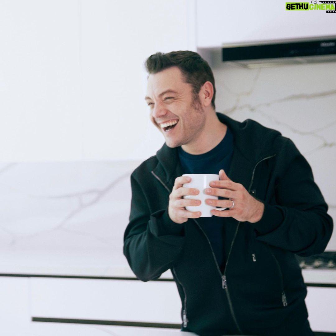 Tiziano Ferro Instagram - La lista della gratitudine di oggi: 20 ᴀɴɴɪ ɪɴsɪᴇᴍᴇ: ᴇsᴄᴇ 𝙍𝙤𝙨𝙨𝙤 𝙍𝙚𝙡𝙖𝙩𝙞𝙫𝙤 𝙓𝙓 𝙀𝙙𝙞𝙯𝙞𝙤𝙣𝙚 𝙞𝙣 𝘾𝘿. 🎈 𝙏𝙤𝙙𝙖𝙮´𝙨 𝙂𝙍𝘼𝙏𝙄𝙏𝙐𝘿𝙀 𝙇𝙄𝙎𝙏: 20 ʏᴇᴀʀs ᴛᴏɢᴇᴛʜᴇʀ,𝙍𝙤𝙨𝙨𝙤 𝙍𝙚𝙡𝙖𝙩𝙞𝙫𝙤 𝙨𝙥𝙚𝙘𝙞𝙖𝙡 𝙓𝙓 ᴄᴅ 𝙀𝙙𝙞𝙩𝙞𝙤𝙣 𝘪𝘴 𝘖𝘜𝘛. 2️⃣0️⃣ ʟɪsᴛᴀ ᴅᴇ ʟᴀ ɢʀᴀᴛɪᴛᴜᴅ ᴅᴇ ʜᴏʏ 20 ᴀñᴏs JUNTOS: sᴀʟᴇ 𝙍𝙤𝙟𝙤 𝙍𝙚𝙡𝙖𝙩𝙞𝙫𝙤 𝙓𝙓 𝙀𝙙𝙞𝙘𝙞𝙤𝙣 𝙚𝙣 CD. #gratitudine #gratitude #gratitud ᴘʜ: @IamWalidAzami sᴛʏʟɪɴɢ: @dolcegabbana ɢʀᴏᴏᴍɪɴɢ: @clairepromakeup