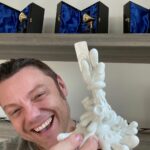 Tiziano Ferro Instagram – Io vorrei saperlo raccontare cosa vuol dire portarsi dentro il sangue del proprio paese e sentirsi abbracciato da chi sostiene il tricolore come te.
Vorrei saperlo raccontare ma non posso.
Ma sono grato e felice .
Perché io non sono nessuno – l’ho dichiarato diverse volte – ma conosco l’amore. E quello è tutto.
Felice di rappresentare le creazioni italiane e ricevere un premio per il mio amato documentario “Ferro”.
🇮🇹🇮🇹
ʜᴀᴘᴘʏ ᴛᴏ ʙᴇ ᴛʜᴇʀᴇ, ʀᴇᴘʀᴇsᴇɴᴛ ᴍʏ ғʟᴀɢ ᴀɴᴅ ʀᴇᴄɪᴇᴠᴇ ᴀɴ ᴀᴡᴀʀᴅ ғᴏʀ ᴍʏ ʙᴇʟᴏᴠᴇᴅ ᴅᴏᴄᴜᴍᴇɴᴛᴀʀʏ “ғᴇʀʀᴏ” ᴏɴ @amazonprimevideo
🇮🇹🇮🇹
Tan feliz de hacer parte de este festival, representar Italia y recibir un premio para mi documental “Ferro” en @primevideoes @primevideomx
@ItalyinLA
@Italiait
@iaccw_la
@iiclosangeles
@tommaso_boddi_entertainment
@valMartelli @ittvfestival @primevideoit
@ittvfestival 
@armandotestaspa
@italyinla
@italiait
@iiclosangeles
@itatradeagency
@valmartelli
@criscogni
@eataly
@iaccw_la
@anfisaletyago
@iamwalidazami
@dolabunny