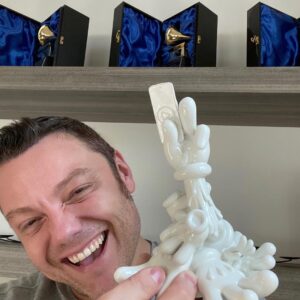 Tiziano Ferro Instagram - Io vorrei saperlo raccontare cosa vuol dire portarsi dentro il sangue del proprio paese e sentirsi abbracciato da chi sostiene il tricolore come te.
Vorrei saperlo raccontare ma non posso.
Ma sono grato e felice .
Perché io non sono nessuno - l’ho dichiarato diverse volte - ma conosco l’amore. E quello è tutto.
Felice di rappresentare le creazioni italiane e ricevere un premio per il mio amato documentario “Ferro”.
🇮🇹🇮🇹
ʜᴀᴘᴘʏ ᴛᴏ ʙᴇ ᴛʜᴇʀᴇ, ʀᴇᴘʀᴇsᴇɴᴛ ᴍʏ ғʟᴀɢ ᴀɴᴅ ʀᴇᴄɪᴇᴠᴇ ᴀɴ ᴀᴡᴀʀᴅ ғᴏʀ ᴍʏ ʙᴇʟᴏᴠᴇᴅ ᴅᴏᴄᴜᴍᴇɴᴛᴀʀʏ "ғᴇʀʀᴏ" ᴏɴ @amazonprimevideo
🇮🇹🇮🇹
Tan feliz de hacer parte de este festival, representar Italia y recibir un premio para mi documental “Ferro” en @primevideoes @primevideomx
@ItalyinLA
@Italiait
@iaccw_la
@iiclosangeles
@tommaso_boddi_entertainment
@valMartelli @ittvfestival @primevideoit
@ittvfestival 
@armandotestaspa
@italyinla
@italiait
@iiclosangeles
@itatradeagency
@valmartelli
@criscogni
@eataly
@iaccw_la
@anfisaletyago
@iamwalidazami
@dolabunny
