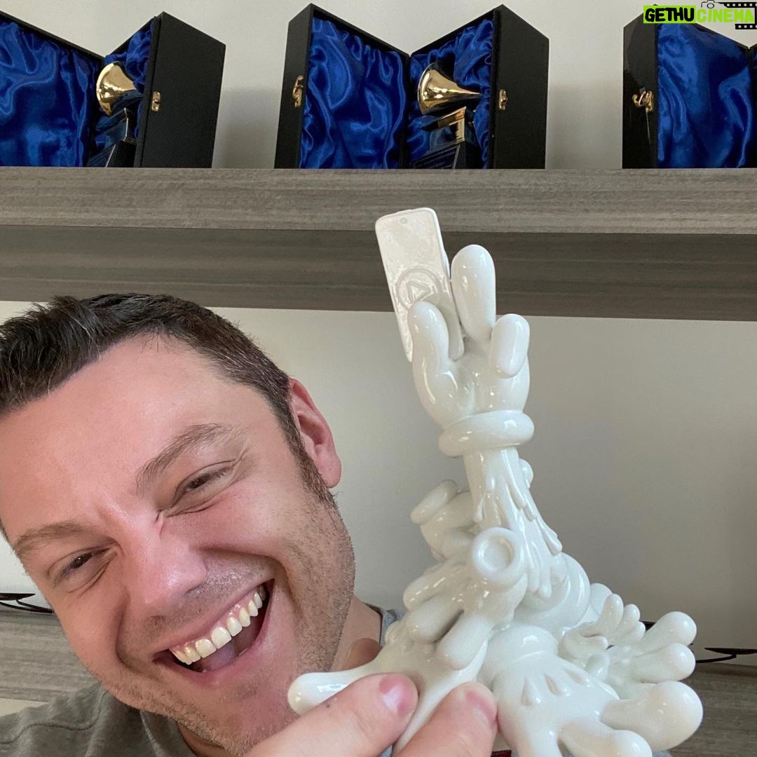 Tiziano Ferro - 102K Likes - Io vorrei saperlo raccontare cosa vuol dire portarsi dentro il sangue del proprio paese e sentirsi abbracciato da chi sostiene il tricolore come te.
Vorrei saperlo raccontare ma non posso.
Ma sono grato e felice .
Perché io non sono nessuno - l’ho dichiarato diverse volte - ma conosco l’amore. E quello è tutto.
Felice di rappresentare le creazioni italiane e ricevere un premio per il mio amato documentario “Ferro”.
🇮🇹🇮🇹
ʜᴀᴘᴘʏ ᴛᴏ ʙᴇ ᴛʜᴇʀᴇ, ʀᴇᴘʀᴇsᴇɴᴛ ᴍʏ ғʟᴀɢ ᴀɴᴅ ʀᴇᴄɪᴇᴠᴇ ᴀɴ ᴀᴡᴀʀᴅ ғᴏʀ ᴍʏ ʙᴇʟᴏᴠᴇᴅ ᴅᴏᴄᴜᴍᴇɴᴛᴀʀʏ "ғᴇʀʀᴏ" ᴏɴ @amazonprimevideo
🇮🇹🇮🇹
Tan feliz de hacer parte de este festival, representar Italia y recibir un premio para mi documental “Ferro” en @primevideoes @primevideomx
@ItalyinLA
@Italiait
@iaccw_la
@iiclosangeles
@tommaso_boddi_entertainment
@valMartelli @ittvfestival @primevideoit
@ittvfestival
@armandotestaspa
@italyinla
@italiait
@iiclosangeles
@itatradeagency
@valmartelli
@criscogni
@eataly
@iaccw_la
@anfisaletyago
@iamwalidazami
@dolabunny