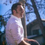 Tiziano Ferro Instagram - “Non avrei mai piú dovuto pregare per me stesso, ma per domandare di diventare più utile al mio prossimo. Allora soltanto potevo sperare di essere esaudito”. ᴏɢɢɪ ᴄᴏᴍᴇ 20 ᴀɴɴɪ ғᴀ ʀɪᴄᴏᴍɪɴᴄɪᴀ ʟᴀ ᴍɪᴀ sᴛᴏʀɪᴀ: ᴇsᴄᴇ 𝙍𝙤𝙨𝙨𝙤 𝙍𝙚𝙡𝙖𝙩𝙞𝙫𝙤 𝙓𝙓 𝙀𝙙𝙞𝙯𝙞𝙤𝙣𝙚 𝙞𝙣 𝙫𝙞𝙣𝙞𝙡𝙚. 🔼 link in bio “Never was I to pray for myself, except as my requests bore on my usefulness to others. Then only might I expect to receive.” ᴛᴏᴅᴀʏ ʟɪᴋᴇ 20 ʏᴇᴀʀs ᴀɢᴏ, ᴍʏ sᴛᴏʀʏ sᴛᴀʀᴛs ᴀɢᴀɪɴ: 𝙍𝙤𝙨𝙨𝙤 𝙍𝙚𝙡𝙖𝙩𝙞𝙫𝙤 𝙨𝙥𝙚𝙘𝙞𝙖𝙡 𝙓𝙓 𝙑𝙮𝙣𝙞𝙡 𝙀𝙙𝙞𝙩𝙞𝙤𝙣 𝘪𝘴 𝘖𝘜𝘛. 🔼 link in bio “En mis oraciones nunca pediría para mi excepto cuando mis peticiones estuviesen relacionadas con mi capacidad para servir a los demás; solamente entonces podría yo esperar recibir.” ʜᴏʏ ᴛᴀɴ ᴄᴏᴍᴏ ʜᴀᴄᴇ 20 ᴀñᴏs ᴍɪ ʜɪsᴛᴏʀɪᴀ ᴠᴜᴇʟᴠᴇ ᴀ ᴇᴍᴘᴇᴢᴀʀ: sᴀʟᴇ 𝙍𝙤𝙟𝙤 𝙍𝙚𝙡𝙖𝙩𝙞𝙫𝙤 𝙓𝙓 𝙀𝙙𝙞𝙘𝙞𝙤𝙣 𝙚𝙣 𝙫𝙞𝙣𝙞𝙡𝙤. 🔼 link in bio #RR20 #gratitudine #gratitud #gratitude ᴘʜ: @IamWalidAzami sᴛʏʟɪɴɢ: @dolcegabbana ɢʀᴏᴏᴍɪɴɢ: @cgonellamakeup