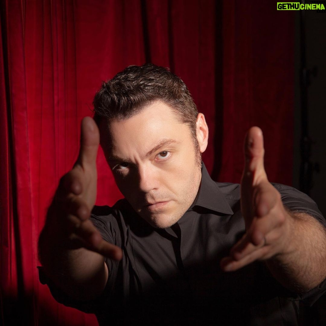 Tiziano Ferro Instagram - ๐๐๐๐๐๐๐ ๐๐๐๐๐๐๐๐๐ ๐ป๐ธ๐
๐ด ๐ผ๐๐๐๐๐รญ 26 OTTOBRE ๐๐๐๐๐๐๐ข OCTOBER the 26th ๐ผ๐๐๐๐๐ 26 de OCTUBRE ๐ฎ๐น๐ช๐ธ21.00 ๐บ๐ธ12p-2p ๐ง๐ท ๐ฆ๐ท 4pm ๐ฒ๐ฝ 2pm ๐ธ๐ฆ๐๐ฆ๐ฃ๐ โ๐๐๐๐ โ๐ผ๐๐ธ๐๐๐๐ โโถโ
โ
โจ โโพโโโฝโนโถโจ โกโโโโ โกโบโโถโโพโโ ยกFeliz cumpleaรฑos ๐
ก๐
๐
๐
๐
ก๐
๐
๐
๐
ฃ๐
๐
ฅ๐
! ๐คฉ #RR20 แดส: @IamWalidAzami ษขสแดแดแดษชษดษข: @cgonellamakeup