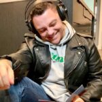 Tiziano Ferro Instagram - Alessia Cara è una star mondiale. Eppure ha trovato il tempo di inviarmi il suo nuovo album (in CD, siiiii!) e questa bellissima felpa. Che emozione entrare nel nuovo capitolo della storia di un’artista così giovane e talentosa. E col sangue italiano nelle vene! Grazie @alessiasmusic Vi consiglio davvero di ascoltare il nuovo album di Alessia “IN THE MEANTIME”. — Alessia Cara is a worldwide artist. In spite of that she found the time to send me her new album (CD version, yaaay) and this cool hoodie. What an amazing trip being able to enjoy this wonderful young and talented artist’s new chapter. GraZie @alessiasmusic You should all check out Alessia’s new album “IN THE MEANTIME”. — Alessia Cara es una estrella mundial. No obstante eso encontró el tiempo para enviarme su nuevo disco (en CD, siiiii) y esta playera muy chula. Que gran privilegio poder disfrutar del nuevo capítulo de la carrera de esta joven artista tan talentosa. Grazie @alessiasmusic. Todos a escuchar “IN THE MEANTIME” el nuevo trabajo de Alessia! #alessiacara #inthemeantime #newalbum #scarstoyourbeautiful