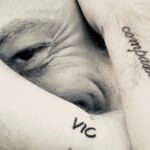 Tiziano Ferro Instagram - “Ai tatuaggi come scudo sulle vene...”💜 @vicallenla “Tattooed like a shield under my skin...”💜 “Tatuado como un escudo debajo de mi piel...” 💜 #ildestinodichivisseperamare #foreverundermyskin #scrittosullapelle