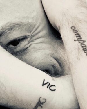 Tiziano Ferro Instagram - “Ai tatuaggi come scudo sulle vene...”💜
@vicallenla “Tattooed like a shield under my skin...”💜
“Tatuado como un escudo debajo de mi piel...” 💜
#ildestinodichivisseperamare
#foreverundermyskin 
#scrittosullapelle