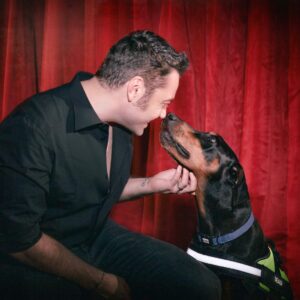 Tiziano Ferro Instagram - Caro Beau, forse non ho mai veramente accettato la tua dipartita dopo soli quattro mesi insieme. Cosa avrei dato per incontrarti prima di tanti anni in canile!
Però voglio dirti grazie, sai? Per gli insegnamenti, la fede e la pazienza. E per l’amore incondizionato, vero e puro anche se avevi ancora addosso le ferite e il dolore dell’abbandono.
Da quando te ne sei andato abbiamo deciso che sarà per noi una missione adottare cani adulti. Per dare loro l’opportunità che meritano, perché quell’amore profondo non ha pari, perché ce lo hai insegnato tu. Un anno senza di te non era quello che avrei voluto oggi ma forse nella tua infinita generosità hai preferito lasciare spazio ad altri tuoi fratelli. Ciao Bappo ci manchi davvero tanto.
💔🤎
Dear Beau! Maybe I never really accepted your death after only four months together. I would have given anything to have met you sooner so that you could have avoided your many years in the dog pound! 
You know? I want to say thank you for your teachings, your faith and your patience, but most of all for your unconditional, true and pure love even though you still carried the wounds and the pain of your abandonment. 
Since you left we decided that it will be our mission to always adopt adult dogs in order to give them the opportunity they deserve, because that profound love has no equal, because that is what you taught us. Today marks a year without you. It is not what I would have wanted but maybe, in your infinite generosity, you preferred to leave room for your brothers. Bye, bye Bappo, we really miss you a lot!
💔🤎
🇪🇸ᴇsᴘᴀñᴏʟ ᴇɴ "ʜɪsᴛᴏʀɪᴀs"❣️
@chancefordogs
@LAV_ITALIA
@associazionerandagidelsud
@enpaonlus
@gliamicidielsaeniky_fragagnano 
@gliamicideirandagi
@unitiperloro
@petrescueitaliaonlus
@unanimamillezampe
@4_zampe_rescue_albania
@adottauncanedalsud
@apriunagabbia
@amara.onlus
@maipiurandagio_amicidibobo
@anima_degli_animali
@legadelcane
@rifugio_etneo_degli_animali
@team_falchetta_