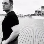 Tiziano Ferro Instagram - 🄽🄾🄽 🄴´🅄🄽 🅂🄸🄽🄶🄾🄻🄾 Solo la voglia di celebrare un artista e la sua immortale poesia. 𝓑𝓮𝓵𝓵𝓪 𝓓´𝓮𝓼𝓽𝓪𝓽𝓮 𝘙𝘪𝘱𝘳𝘦𝘴𝘦/𝘳𝘦𝘨𝘪𝘢/𝘮𝘰𝘯𝘵𝘢𝘨𝘨𝘪𝘰: ᴛᴢɴ 😊 🄽🄾🅃 🄰 🄽🄴🅆 🅂🄸🄽🄶🄻🄴 With this cover version I only wanted to celebrate Pino Mango: an immortal artist. 𝓑𝓮𝓵𝓵𝓪 𝓓´𝓮𝓼𝓽𝓪𝓽𝓮 𝘋𝘪𝘳𝘦𝘤𝘵𝘦𝘥/𝘧𝘪𝘭𝘮𝘦𝘥/𝘦𝘥𝘪𝘵𝘦𝘥 𝘣𝘺 ᴛᴢɴ 😊 🄽🄾 🄴🅂 🄽🅄🄴🅅🄾 🅂🄸🄽🄶🄻🄴 Con esta versión solo quiero celebrar Pino Mango: un artista inmenso. 𝓑𝓮𝓵𝓵𝓪 𝓓´𝓮𝓼𝓽𝓪𝓽𝓮 𝘋𝘪𝘳𝘪𝘨𝘪𝘥𝘰/𝘳𝘰𝘥𝘢𝘥𝘰/𝘦𝘥𝘪𝘵𝘢𝘥𝘰 𝘱𝘰𝘳: ᴛᴢɴ ☺️ @mango_officialpage @lauravalente63