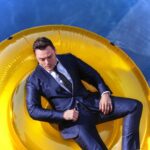 Tiziano Ferro Instagram - “Agosto è il mese più freddo dell'anno. L'inverno si sposta sei mesi in avanti, che freddo che fa. Dio, che freddo che fa! Agosto, ti affacci su un cuore malato. Le cinque di sera ed è già buio pesto. L'inverno d'agosto il ghiaccio si posa e ricopre le cose.” "𝘼𝙜𝙤𝙨𝙩𝙤" - 𝘗𝘦𝘳𝘵𝘶𝘳𝘣𝘢𝘻𝘪𝘰𝘯𝘦 ☀️ “August It’s the coldest month of the year. Winter moves forward by six months and It’s so cold. God, it is so cold! August You look upon an ailing heart. Five o’clock in the evening and it is already pitch dark. August winter. The ice, It settles and covers everything”. ⛅️ “Agosto es el mes más frío del año. El Invierno se muda seis meses por delante¡ Que frío hace! Agosto, te asomas a un corazón enfermo. La 5 de la tarde y ya está tan oscuro. El invierno en agosto, el hielo se queda sobre las cosas y las cubre”. 🌥 ᴘʜ: @IamWalidAzami sᴛʏʟɪɴɢ: @dolcegabbana ɢʀᴏᴏᴍɪɴɢ: @cgonellamakeup