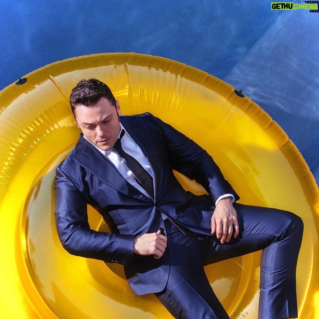 Tiziano Ferro - 131.7K Likes - “Agosto è il mese più freddo dell'anno.
L'inverno si sposta sei mesi in avanti, che freddo che fa.
Dio, che freddo che fa!
Agosto, ti affacci su un cuore malato.
Le cinque di sera ed è già buio pesto.
L'inverno d'agosto il ghiaccio si posa e ricopre le cose.”
"𝘼𝙜𝙤𝙨𝙩𝙤" - 𝘗𝘦𝘳𝘵𝘶𝘳𝘣𝘢𝘻𝘪𝘰𝘯𝘦
☀️
“August It’s the coldest month of the year.
Winter moves forward by six months and It’s so cold. God, it is so cold!
August You look upon an ailing heart.
Five o’clock in the evening and it is already pitch dark.
August winter.
The ice, It settles and covers everything”.
⛅️
“Agosto es el mes más frío del año.
El Invierno se muda seis meses por delante¡ Que frío hace!
Agosto, te asomas a un corazón enfermo. La 5 de la tarde y ya está tan oscuro.
El invierno en agosto, el hielo se queda sobre las cosas y las cubre”.
🌥
ᴘʜ: @IamWalidAzami
sᴛʏʟɪɴɢ: @dolcegabbana
ɢʀᴏᴏᴍɪɴɢ: @cgonellamakeup