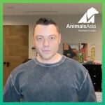 Tiziano Ferro Instagram - Aiutare gli animali è sempre stato importante nella mia vita. Ho salvato e adottato molti cani bisognosi, e ora voglio aiutare quei bellissimi orsi della luna, vittime della crudele industria delle fattorie della bile che li sta portando verso l’estinzione. Sostengo @AnimalsAsia perché si sono impegnati a salvare tutti gli orsi spezzati, ancora imprigionati nelle fattorie. Ma hanno bisogno di aiuto. Firmate la petizione per gli orsi della luna. Insieme possiamo salvarli tutti. Helping animals has always been a big part of my life, I have adopted many dogs in need and now I am helping the beautiful moon bear victim of the cruel bear bile farming industry that is pushing them to the edge of extinction in Vietnam. I have pledged my support for Animals Asia because they are going to rescue all the remaining bears still trapped in farms across Vietnam, but they need help. Please sign the moon bear pledge. Raise your paw for the moon bear. Together we can save them all. Ayudar a los animales siempre ha sido importante en mi vida. He rescatado y adoptado a muchos perros necesitados, y ahora quiero ayudar a estos hermosos osos luna víctimas de la cruel industria de la bilis de oso que los está llevando a la extinción. Apoyo a @AnimalsAsia porque están comprometidos a rescatar a todos los osos lunas que aún están sufriendo en jaulas en granjas de bilis en Vietnam. Pero necesitan ayuda. Firma la petición de los osos luna. Juntos podemos salvarlos a todos. #RaiseYourPaw LINK in Story
