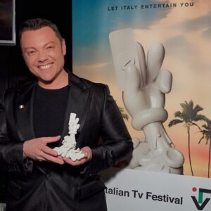Tiziano Ferro Instagram - Io vorrei saperlo raccontare cosa vuol dire portarsi dentro il sangue del proprio paese e sentirsi abbracciato da chi sostiene il tricolore come te.
Vorrei saperlo raccontare ma non posso.
Ma sono grato e felice .
Perché io non sono nessuno - l’ho dichiarato diverse volte - ma conosco l’amore. E quello è tutto.
Felice di rappresentare le creazioni italiane e ricevere un premio per il mio amato documentario “Ferro”.
🇮🇹🇮🇹
ʜᴀᴘᴘʏ ᴛᴏ ʙᴇ ᴛʜᴇʀᴇ, ʀᴇᴘʀᴇsᴇɴᴛ ᴍʏ ғʟᴀɢ ᴀɴᴅ ʀᴇᴄɪᴇᴠᴇ ᴀɴ ᴀᴡᴀʀᴅ ғᴏʀ ᴍʏ ʙᴇʟᴏᴠᴇᴅ ᴅᴏᴄᴜᴍᴇɴᴛᴀʀʏ "ғᴇʀʀᴏ" ᴏɴ @amazonprimevideo
🇮🇹🇮🇹
Tan feliz de hacer parte de este festival, representar Italia y recibir un premio para mi documental “Ferro” en @primevideoes @primevideomx
@ItalyinLA
@Italiait
@iaccw_la
@iiclosangeles
@tommaso_boddi_entertainment
@valMartelli @ittvfestival @primevideoit
@ittvfestival 
@armandotestaspa
@italyinla
@italiait
@iiclosangeles
@itatradeagency
@valmartelli
@criscogni
@eataly
@iaccw_la
@anfisaletyago
@iamwalidazami
@dolabunny