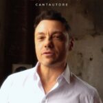 Tiziano Ferro Instagram - Come affrontare il bullismo oggi? La risposta di Tiziano Ferro è in questa video-intervista con la direttrice di Grazia, @silvia_grilli . Tiziano Ferro ha voluto contribuire con il suo brano, Il Paradiso dei Bugiardi, al cortometraggio di Grazia: Unfitting (inadeguata) e con questa clip in cui racconta dei pregiudizi subìti, pensando di essere sbagliato. «Questo corto consente di diffondere un messaggio importante, che è mancato alla mia generazione, per creare una coscienza, non solo nei ragazzi, ma anche negli adulti», dice Ferro nell’intervista che trovate sul numero di Grazia in edicola e su app. «Io da ragazzino pensavo: siccome sono grasso, non mi piace giocare a calcio e ho delle passioni che gli altri ritengono cose da femminuccia, come le canzoni e la radio, mi tocca questo. Sono stato sfortunato. Questo è ciò che accade a quelli come me. Si arriva non solo ad aspettarselo, ma si pensa addirittura di meritarselo, il bullismo». Nel suo primo romanzo, La felicità al principio (Mondadori), appena uscito, Ferro immagina come sarebbe stato se non avesse affrontato le paure che aveva da ragazzo. Angelo Galassi, il protagonista della sua storia, «È la versione deragliata di me: tutto ciò che avrei potuto diventare e non sono diventato. Angelo non sono io, ma in lui c’è molto di me», spiega nell’intervista con Grazia. Galassi è un cantante che rifugge la fama, rompe con i genitori, si finge morto e va a vivere a New York. Bullizzato in adolescenza dagli omofobi e a causa del suo peso, lotta contro le dipendenze da alcol e cibo, finché non gli affidano una bimba che non parla. «La storia mi navigava in testa da tempo. Poi ho avuto un periodo di forte insonnia, poco prima dell’arrivo di mia figlia Margherita. Vivevo una grande attesa, avevo dubbi, insicurezze. E invece di combattere l’insonnia, ho cominciato a scrivere, dando il via a un flusso di coscienza che non sono più riuscito a fermare». L’intervista completa con Tiziano Ferro è su Grazia in edicola e app questa settimana. Intervista @silvia_grilli Riprese video @altofuoco Produzione @onemorepicturesitaly #unfitting #silviagrilli #tizianoferro #ilparadisodeibugiardi #lafelicitàalprincipio