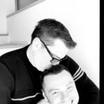 Tiziano Ferro Instagram - 𝐢𝐥 𝐑𝐈𝐓𝐎𝐑𝐍𝐎 𝐚 𝐂𝐀𝐒𝐀 𝐝𝐨𝐩𝐨 𝐮𝐧 𝐚𝐧𝐧𝐨 🇮🇹 ʙᴀᴄᴋ ᴛᴏ ᴍᴏᴛʜᴇʀʟᴀɴᴅ ᴀғᴛᴇʀ ᴀ ʏᴇᴀʀ 🇮🇹 Volver a casa después de un año 🇮🇹 Ps: abbracci e mascherine tolte solo e sempre tra persone testate e negative, vaccinate o entrambe le cose. ps: Hugs And no masks only happened with either previously tested people, vaccinated or both. Ps: los abrazos y las máscaras bajadas solo y siempre con personas con test negativo, vacunadas o las dos cosas.