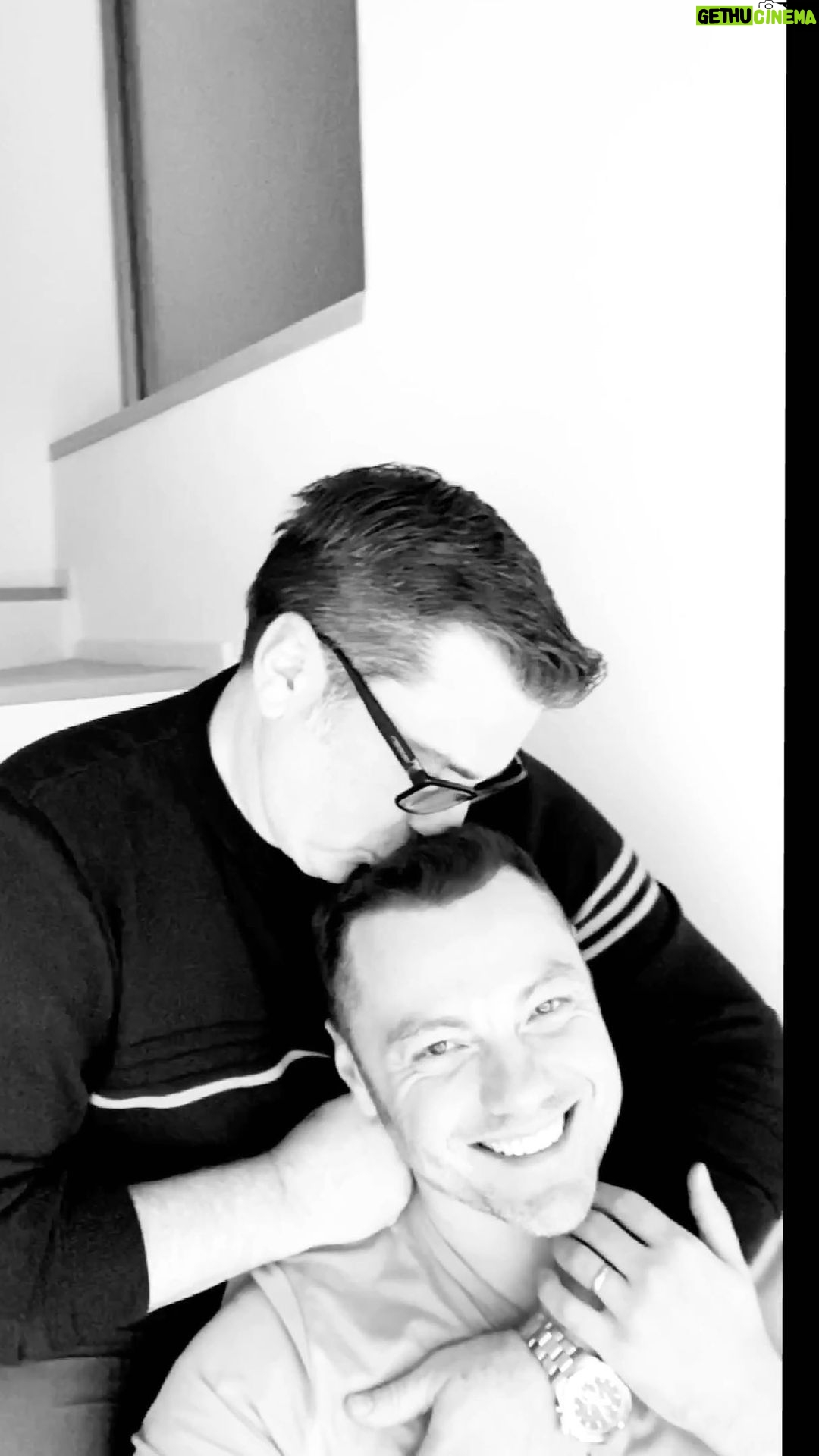 Tiziano Ferro - 102.4K Likes - 𝐢𝐥 𝐑𝐈𝐓𝐎𝐑𝐍𝐎 𝐚 𝐂𝐀𝐒𝐀 𝐝𝐨𝐩𝐨 𝐮𝐧 𝐚𝐧𝐧𝐨
🇮🇹
ʙᴀᴄᴋ ᴛᴏ ᴍᴏᴛʜᴇʀʟᴀɴᴅ ᴀғᴛᴇʀ ᴀ ʏᴇᴀʀ
🇮🇹
Volver a casa después de un año
🇮🇹
Ps: abbracci e mascherine tolte solo e sempre tra persone testate e negative, vaccinate o entrambe le cose.
ps: Hugs And no masks only happened with either previously tested people, vaccinated or both.
Ps: los abrazos y las máscaras bajadas solo y siempre con personas con test negativo, vacunadas o las dos cosas.