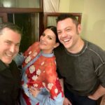 Tiziano Ferro Instagram - Orgoglioso. Quanto abusiamo di questa parola ultimamente. Sei un esempio di talento, determinazione, visione, mi hai aiutato tanto quando ero piccolo e confuso e questo non lo dimenticherò mai. Brava amica mia! Perché il premio é tuo, a prescindere. E no, in questo caso non è dire troppo: sono orgoglioso di te! ( Per evitare controversie ci tengo a dire che i presenti nella foto erano, in ordine sparso: tamponati, vaccinati o entrambe le cose ). - Proud. Such an abused word. You’re an example of real talent, determination, vision, you were there for me when I was young and confused and I will never forget that. Brava, my friend! This prize is yours, no matter what. And no, this time It’s not exaggerated: I’m proud of you! ( All the people in this picture are: tested, vaccinated or all of the above ) - Orgullo. Una palabra tan abusada. Eres un ejemplo de talento, visión, determinación, estuviste a mi lado cuando yo era joven y confundido y nunca lo olvidaré. Brava, amiga! El premio es tuyo de todas formas. Y no, esta vez no es decir demasiado: soy orgulloso de ti! ( Pare evitar dudas quiero aclarar que los de la foto están todos controlados, vacunados o las dos cosas ) @laurapausini @vicallenla