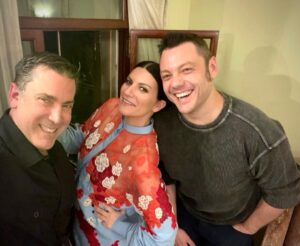 Tiziano Ferro Instagram - Orgoglioso. Quanto abusiamo di questa parola ultimamente. 
Sei un esempio di talento, determinazione, visione, mi hai aiutato tanto quando ero piccolo e confuso e questo non lo dimenticherò mai.
Brava amica mia! Perché il premio é tuo, a prescindere. E no, in questo caso non è dire troppo: sono orgoglioso di te!
( Per evitare controversie ci tengo a dire che i presenti nella foto erano, in ordine sparso: tamponati, vaccinati o entrambe le cose ).
-
Proud. Such an abused word.
You’re an example of real talent, determination, vision, you were there for  me when I was young and confused and I will never forget that.
Brava, my friend! This prize is yours, no matter what. And no, this time It’s not exaggerated: I’m proud of you!
( All the people in this picture are: tested, vaccinated or all of the above )
- 
Orgullo. Una palabra tan abusada.
Eres un ejemplo de talento, visión, determinación, estuviste a mi lado cuando yo era joven y confundido y nunca lo olvidaré. Brava, amiga!
El premio es tuyo de todas formas.
Y no, esta vez no es decir demasiado: soy orgulloso de ti!
( Pare evitar dudas quiero aclarar que los de la foto están todos controlados, vacunados o las dos cosas )

@laurapausini 
@vicallenla