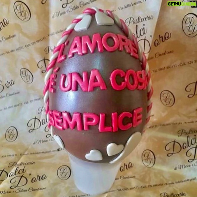 Tiziano Ferro - 111.7K Likes - Che sia una Pasqua all’insegna del senso più profondo di questa celebrazione.
Che di risorgere c’è bisogno.
Apprezziamo le persone che possiamo avere accanto, il tempo e le possibilità che ci sono concesse in questo momento squilibrato.
Fede nel futuro e gratitudine, più che si può.
𝘽𝙐𝙊𝙉𝘼 𝙋𝘼𝙎𝙌𝙐𝘼 𝙖𝙢𝙞𝙘𝙞 𝙢𝙞𝙚𝙞.
ᴘs: ᴍɪ sᴄᴜsᴏ sᴇ ɴᴏɴ ʀɪᴘᴏʀᴛᴏ ɪʟ ᴄʀᴇᴅɪᴛᴏ ᴅᴇʟʟᴀ ғᴏᴛᴏ ᴍᴀ ᴍᴇ ʟ´ʜᴀɴɴᴏ ɪɴᴠɪᴀᴛᴀ sᴇɴᴢᴀ.
🥚
Let this Easter celebration be all about its true meaning.
We all need a little resurrection.
Let’s cherish all the people and the time we’ve been given in these unsettling times - and keep Faith in the future and gratitude, as best as we can.
𝙃𝘼𝙋𝙋𝙔 𝙀𝘼𝙎𝙏𝙀𝙍 𝙢𝙮 𝙛𝙧𝙞𝙚𝙣𝙙𝙨!
🥚
Que sea una Pascua en el nombre de su sentido más profundo.
Todos necesitamos resurrección.
Apreciemos el tiempo y las personas que este momento desequilibrado nos ha concedido.
Fe y gratitud, lo más posible.
¡𝙁𝙀𝙇𝙄𝙕 𝙋𝘼𝙎𝘾𝙐𝘼, 𝙖𝙢𝙞𝙜𝙤𝙨!