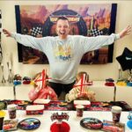 Tiziano Ferro Instagram – Prendi un sabato pomeriggio: Pizza, decorazioni di 𝘊𝘢𝘳𝘴, due cuccioli allegri, e anche questi 44 anni li ho festeggiati.
Grazie per la valanga di auguri e di amore: siete meravigliosi. 
E ricordate: papà…ha sempre ragione!👨🏻👨🏼🥷🏼
Grazie 🙏 
🍕 🚘 4️⃣4️⃣ 🎂 

Just an ordinary Saturday afternoon: pizza, 𝘊𝘢𝘳𝘴 decorations, two joyful puppies and that’s how we celebrated my 44!
Thank you for all the good wishes, all the love: you are marvelous!
And remember: papà…is always right!👨🏻👨🏼🥷🏼
Thank you 🙏 
🍕 🚘 4️⃣4️⃣ 🎂 

Un sábado como muchos: pizza,  decoraciones de 𝘊𝘢𝘳𝘴, dos cachorros alegres y estos 44 ya los celebramos!
Gracias por las felicitaciones y el amor: sois maravillosos!
Y recuerden… papá siempre tiene razón!👨🏻👨🏼🥷🏼
Gracias thank you !🙏 
🍕 🚘 4️⃣4️⃣ 🎂 

#papàhasempreragione
#papaisalwaysright
#papasiempretienerazon
#44anni #birthday #compleanno #cumpleaños
#happybirthday #auguri
#felicidades