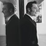 Tiziano Ferro Instagram - “A me,per esempio,piace scrivere i numeri,e il mio modo di scriverli mi colpisce.Quegli scarabocchi minuscoli stanno lì a rappresentare calcoli dei quali non riesco ad apprezzare l’utilità ma dei quali adoro l’estetica.C’è qualcosa di graficamente all’avanguardia tra i quadretti di un foglio protocollo sui quali si staglia un integrale doppio.È quasi inquietante.Mi piace,per esempio,scrivere il numero 5,e credo che la mia calligrafia mi abbia concesso,dopo anni di allenamento e tentativi,un 5 davvero pregevole. Anche il 2 mi affascina,e mi riuscirebbe molto bene se non fosse per l’archetto superiore,che per essere perfetto dev’essere ben curvo,un semicerchio prodotto senza esitazioni.Purtroppo,spesso la mano non è sufficientemente ferma e il ricciolino diventa spigoloso,rendendo il 2 un vero e proprio disastro grafico.Allora do la colpa al fatto che per noi mancini è più difficile.Il simbolo matematico che più odio è quello che rappresenta l’infinito:una specie di 8 sdraiato,orizzontale insomma (∞).Lo odio perché in quella posizione i due cerchietti,per essere disegnati,richiedono un movimento scomodo della mano – al quale peraltro non siamo abituati – che ne provoca l’inevitabile schiacciamento e la conseguente asimmetria.Questo avviene in particolare se si tenta di eseguire il tutto con un solo gesto.Da lasciar perdere!!!Il risultato è sempre deludente,la soluzione quindi è disegnare separatamente i due cerchi:il risultato è un ibrido,accettabile ma non bello.Comunque:fuori l’infinito dalla lista dei simpatici.Io sono così:o buoni o cattivi,o magri o grassi,o perfetto o un disastro.La linea che separa i due estremi per me è da sempre nettissima.Mi faccio ridere quando,per consolare qualcuno,mi impegno a raccontare che nella vita esistono le vie di mezzo e che non c’è solo il bianco o il nero,che esiste anche il grigio e bisogna sapersi accontentare delle sfumature indefinite della vita.Sono il primo a non crederci.Che bugiardo!”. ᴅᴀ 𝐓𝐑𝐄𝐍𝐓’𝘢𝘯𝘯𝘪 𝐄 𝘶𝘯𝘢 𝐂𝐇𝐈𝐀𝐂𝐂𝐇𝐈𝐄𝐑𝐀𝐓𝐀 𝘤𝘰𝘯 𝐏𝐀𝐏𝐀´ @feltrinelli_editore ᴘʜ:@IamWalidAzami sᴛʏʟɪɴɢ:@dolcegabbana ɢʀᴏᴏᴍɪɴɢ:@cgonellamakeup