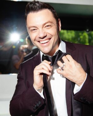 Tiziano Ferro Instagram - Questo è l’anno in cui celebrerò 20 anni di carriera.
Ogni risata, come fosse la prima.
𝓣𝓱𝓲𝓼  𝔂𝓮𝓪𝓻  𝓲´𝓵𝓵  𝓫𝓮 𝓬𝓮𝓵𝓮𝓫𝓻𝓪𝓽𝓲𝓷𝓰  20 𝔂𝓮𝓪𝓻𝓼  𝓸𝓯  𝓶𝔂 𝓬𝓪𝓻𝓮𝓮𝓻. 𝓔𝓪𝓬𝓱  𝓵𝓪𝓾𝓰𝓱  𝓪𝓼  𝓲𝓽´𝓼  𝓽𝓱𝓮  𝓯𝓲𝓻𝓼𝓽  𝓸𝓷𝓮.
𝔼𝕤𝕥𝕖 𝕒ñ𝕠 𝕔𝕖𝕝𝕖𝕓𝕣𝕒𝕣𝕖´ 20 𝕒ñ𝕠𝕤 𝕕𝕖 𝕔𝕒𝕣𝕣𝕖𝕣𝕒.
ℂ𝕒𝕕𝕒 𝕤𝕠𝕟𝕣𝕚𝕤𝕒 𝕔𝕠𝕞𝕠 𝕤𝕚 𝕗𝕦𝕖𝕣𝕒 𝕝𝕒 𝕡𝕣𝕚𝕞𝕖𝕣𝕒.
ᴘʜ: @IamWalidAzami
sᴛʏʟɪɴɢ: @dolcegabbana
ɢʀᴏᴏᴍɪɴɢ: @cgonellamakeup
#tzn20anni
#tzn20years
#tzn20años
#20yearscelebration
#20annidicarriera
#20añosdecarrera
#2001-2021