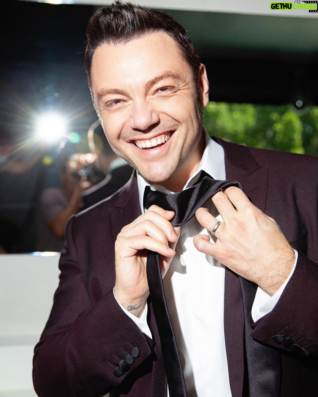 Tiziano Ferro - 125.3K Likes - Questo è l’anno in cui celebrerò 20 anni di carriera.
Ogni risata, come fosse la prima.
𝓣𝓱𝓲𝓼 𝔂𝓮𝓪𝓻 𝓲´𝓵𝓵 𝓫𝓮 𝓬𝓮𝓵𝓮𝓫𝓻𝓪𝓽𝓲𝓷𝓰 20 𝔂𝓮𝓪𝓻𝓼 𝓸𝓯 𝓶𝔂 𝓬𝓪𝓻𝓮𝓮𝓻. 𝓔𝓪𝓬𝓱 𝓵𝓪𝓾𝓰𝓱 𝓪𝓼 𝓲𝓽´𝓼 𝓽𝓱𝓮 𝓯𝓲𝓻𝓼𝓽 𝓸𝓷𝓮.
𝔼𝕤𝕥𝕖 𝕒ñ𝕠 𝕔𝕖𝕝𝕖𝕓𝕣𝕒𝕣𝕖´ 20 𝕒ñ𝕠𝕤 𝕕𝕖 𝕔𝕒𝕣𝕣𝕖𝕣𝕒.
ℂ𝕒𝕕𝕒 𝕤𝕠𝕟𝕣𝕚𝕤𝕒 𝕔𝕠𝕞𝕠 𝕤𝕚 𝕗𝕦𝕖𝕣𝕒 𝕝𝕒 𝕡𝕣𝕚𝕞𝕖𝕣𝕒.
ᴘʜ: @IamWalidAzami
sᴛʏʟɪɴɢ: @dolcegabbana
ɢʀᴏᴏᴍɪɴɢ: @cgonellamakeup
#tzn20anni
#tzn20years
#tzn20años
#20yearscelebration
#20annidicarriera
#20añosdecarrera
#2001-2021