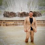Tiziano Ferro Instagram - Un anno che non vedo l’Italia. Un anno del quale non voglio lamentarmi per rispetto a chi ha perso qualcuno,il lavoro o la sanità mentale. Sono qui che aspetto e spero, per il mondo più che per me. Il mio amico @giovanni_gastel scattò questa foto alla fine del 2019, durante una piovosa giornata milanese. E io voglio pubblicarla oggi, come un manifesto per la mia lista della gratitudine dell’ultimo mese,che voglio condividere//𝐇𝐄𝐑𝐄 𝐈𝐒 𝐅𝐄𝐁𝐑𝐔𝐀𝐑𝐘 𝐆𝐑𝐀𝐓𝐈𝐓𝐔𝐃𝐄 𝐋𝐈𝐒𝐓:Innanzitutto il mio Potere Superiore,il mio 𝘚𝘐𝘔𝘗𝘈𝘛𝘐𝘊𝘖 𝘋𝘐𝘖. @vicalleninla per esserci sempre,SEMPRE.Tutti gli auguri di compleanno ricevuti,la torta via FaceTime con mamma,papà e @flavioferro1 ,la nostra tradizione @robertocasalino ,gli auguri e l’amore di chi mi segue,sharing my birthday with the most beautiful soul in the world Ryan @mol_dol6767 ,true friends: @morrisborbone @alessandrabarbato @umbimeschiniph @enricadentedegliscrovegni @girvi9 @annaclaudiapetrillo @lino_leone1979 @elisa_schneider_@tal.Leshem @giada_zam @biancabalti e Matilde @kmorris3000 ,i migliori suoceri al mondo:best in-laws in the world #nana #papa ,il messaggio di @giorgiaofficial ,l’amore di @real_brown ,i miei amici dei gruppi di recupero e di AlcolistiAnonimi ,my fellows in AA,little Chloe who came into our life and made zio happy @amlc930 ,@scenaunita che aiutano chi merita,@tammypescatelli for all the joy in this dark world our NONNAS,le piccole cose,la pazienza,il timore,i soprusi che mi insegneranno qualcosa,il Karate,aspettare,malattia e guarigione,la ‘nduja a L.A.@joanthiele e la sua dolcezza con me,@angelinamango_ e la sua arte vera,@dutchnazari e la sua bravura,@codedicasa e il Ministero che hanno pensato agli animali domestici e alla loro anima pura,la pizza a cena,le bugie dette e non smentite da me,le offese che non ho reso,@rupaulofficial @ninawest for the company,@radiostudio_93 e gli amici di Latina,41 anni,Jake-Giacomone Ellie e Beau che mi fa compagnia da lontano,@centrodonnalilith. E tanto altro che ora non ricordo 𝘢𝘯𝘥 𝘴𝘰 𝘮𝘶𝘤𝘩 𝘮𝘰𝘳𝘦 𝘪 𝘤𝘢𝘯´𝘵 𝘵𝘩𝘪𝘯𝘬 𝘰𝘧 𝘳𝘪𝘨𝘩𝘵 𝘯𝘰𝘸-ʏ ᴍᴜᴄʜᴏ ᴍᴀs ǫᴜᴇ ᴀ ʟᴏ ᴍᴇᴊᴏʀ sᴇ ᴍᴇ ᴏʟᴠɪᴅᴏ´