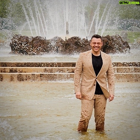 Tiziano Ferro - 102.2K Likes - Un anno che non vedo l’Italia.
Un anno del quale non voglio lamentarmi per rispetto a chi ha perso qualcuno,il lavoro o la sanità mentale.
Sono qui che aspetto e spero, per il mondo più che per me.
Il mio amico @giovanni_gastel scattò questa foto alla fine del 2019, durante una piovosa giornata milanese. E io voglio pubblicarla oggi, come un manifesto per la mia lista della gratitudine dell’ultimo mese,che voglio condividere//𝐇𝐄𝐑𝐄 𝐈𝐒 𝐅𝐄𝐁𝐑𝐔𝐀𝐑𝐘 𝐆𝐑𝐀𝐓𝐈𝐓𝐔𝐃𝐄 𝐋𝐈𝐒𝐓:Innanzitutto il mio Potere Superiore,il mio 𝘚𝘐𝘔𝘗𝘈𝘛𝘐𝘊𝘖 𝘋𝘐𝘖. @vicalleninla per esserci sempre,SEMPRE.Tutti gli auguri di compleanno ricevuti,la torta via FaceTime con mamma,papà e @flavioferro1 ,la nostra tradizione @robertocasalino ,gli auguri e l’amore di chi mi segue,sharing my birthday with the most beautiful soul in the world Ryan @mol_dol6767
,true friends: @morrisborbone @alessandrabarbato @umbimeschiniph @enricadentedegliscrovegni @girvi9 @annaclaudiapetrillo @lino_leone1979 @elisa_schneider_@tal.Leshem @giada_zam @biancabalti e Matilde @kmorris3000 ,i migliori suoceri al mondo:best in-laws in the world #nana #papa ,il messaggio di @giorgiaofficial
,l’amore di @real_brown ,i miei amici dei gruppi di recupero e di AlcolistiAnonimi
,my fellows in AA,little Chloe who came into our life and made zio happy @amlc930 ,@scenaunita che aiutano chi merita,@tammypescatelli for all the joy in this dark world our NONNAS,le piccole cose,la pazienza,il timore,i soprusi che mi insegneranno qualcosa,il Karate,aspettare,malattia e guarigione,la ‘nduja a L.A.@joanthiele e la sua dolcezza con me,@angelinamango_ e la sua arte vera,@dutchnazari e la sua bravura,@codedicasa e il Ministero che hanno pensato agli animali domestici e alla loro anima pura,la pizza a cena,le bugie dette e non smentite da me,le offese che non ho reso,@rupaulofficial @ninawest for the company,@radiostudio_93 e gli amici di Latina,41 anni,Jake-Giacomone Ellie e Beau che mi fa compagnia da lontano,@centrodonnalilith.
E tanto altro che ora non ricordo 𝘢𝘯𝘥 𝘴𝘰 𝘮𝘶𝘤𝘩 𝘮𝘰𝘳𝘦 𝘪 𝘤𝘢𝘯´𝘵 𝘵𝘩𝘪𝘯𝘬 𝘰𝘧 𝘳𝘪𝘨𝘩𝘵 𝘯𝘰𝘸-ʏ ᴍᴜᴄʜᴏ ᴍᴀs ǫᴜᴇ ᴀ ʟᴏ ᴍᴇᴊᴏʀ sᴇ ᴍᴇ ᴏʟᴠɪᴅᴏ´