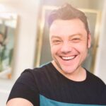Tiziano Ferro Instagram - 𝐟𝐢𝐝𝐚𝐭𝐢 𝐝𝐢 𝐜𝐡𝐢 𝐭𝐢 𝐟𝐚 𝐫𝐢𝐝𝐞𝐫𝐞 - "𝐓𝐮𝐭𝐭𝐨 𝐢𝐥 𝐫𝐞𝐬𝐭𝐨 𝐞´ 𝐧𝐨𝐢𝐚" (𝙘𝙞𝙩) 🖱🖱🖱 𝓣𝓻𝓾𝓼𝓽 𝓽𝓱𝓸𝓼𝓮 𝔀𝓱𝓸 𝓶𝓪𝓴𝓮 𝔂𝓸𝓾 𝓵𝓪𝓾𝓰𝓱 - 𝓉𝒽𝑒 𝓇𝑒𝓈𝓉 𝒾𝓈 𝓅𝓊𝓇𝑒 𝒷𝑜𝓇𝑒𝒹𝑜𝓂 🖱🖱🖱 𝚌𝚘𝚗𝚏𝚒𝚊 𝚎𝚗 𝚕𝚘𝚜 𝚚𝚞𝚎 𝚝𝚎 𝚑𝚊𝚌𝚎𝚗 𝚛𝚎𝚒𝚛 - 𝚝𝚘𝚍𝚘 𝚎𝚕 𝚛𝚎𝚜𝚝𝚘 𝚎𝚜 𝚙𝚞𝚛𝚘 𝚊𝚋𝚞𝚛𝚛𝚒𝚖𝚒𝚎𝚗𝚝𝚘 🖱🖱🖱 #nonhodettogioia #tuttoilrestoenoia #califfo #califano #francocalifano