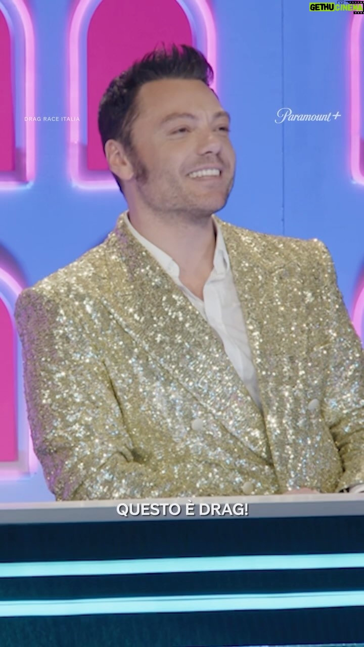 Tiziano Ferro Instagram - La scorsa estate ho passato una giornata stupenda con le regine di Drag Race. Finalmente è arrivato il momento di condividere con tutti questa esperienza. W l’arte drag, che ci aiuta a ridere, a riflettere, a stare meglio! E per questo, ora più che mai: GRAZIE QUEENs! A presto…! 👑 🆁🄰🅲🄴🆁🅂: sᴛᴀʀᴛ ʏᴏᴜʀ ᴇɴɢɪɴᴇs! Disponibile dal 13 ottobre su @paramountplusit All’estero lo trovi su @wowpresentsplus Available from October 13th on @paramountplusit From abroad, you can find it on @wowpresentsplus #dragraceitalia #rupauldragrace #dragrace