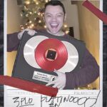 Tiziano Ferro Instagram - 𝙏𝙍𝙄𝙋𝙇𝙊 𝙋𝙇𝘼𝙏𝙄𝙉𝙊 𝙏𝙍𝙄𝙋𝙇𝙀 𝙋𝙇𝘼𝙏𝙄𝙉𝙐𝙈 𝙏𝙍𝙄𝙋𝙇𝙀 𝙋𝙇𝘼𝙏𝙄𝙉𝙊 💿💿💿 In questo anno di paura e fatica, di negozi chiusi e fastidio - questo triplo platino vuol dire tutto per me, tutto. Vuole dire che il mondo ha bisogno anche di cure per l’anima e per lo spirito. E la musica sta lì. In tempi così difficili, grazie per avermi scelto come compagno di viaggio. — In this year of fear and strain, of closed shops and angst, this triple platinum means the world to me, the world. It means that the world needs to cure its souls and its spirit as well. And there stand the music. In such hard times, thank you for choosing me as your trudging buddy. — En este año de miedo y fatiga, de tiendas cerradas y angustia, este triple platino significa todo para mi, todo. Significa que el mundo necesita curas para su alma y su espíritu también. Y ahí está la música. En un año tan difícil, gracias por haberme elegido como compañero de viaje. #tripleplatinum #tripleplatino #triploplatino