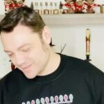 Tiziano Ferro Instagram - Me l’avete chiesta in tanti, tante volte. Più che mai quest’anno: gli amori della mia vita. Auguri!!! - You’ve asked for it, so often. This year more than ever: the loves of my life. Merry Christmas! - Me la han pedido muy a menudo. Este año más que nunca: los amores de mi vida. Feliz Navidad! #loveofmylife #freddymercury #buonnatale #feliznavidad #merrychristmas #homekaraoke #casaanatale