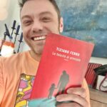 Tiziano Ferro Instagram - È proprio vero: meglio tardi che mai! La gioia nel poter toccare il mio primo romanzo stampato!!!🥹 𝐋𝐀 𝐅𝐄𝐋𝐈𝐂𝐈𝐓𝐀´𝐀𝐋 𝐏𝐑𝐈𝐍𝐂𝐈𝐏𝐈𝐎 , il titolo del mio libro e la didascalia giusta per questa foto. #felice #grato #romanzo Never too late! I could finally hold my first novel in my hands.🥹 What an absolute joy! 𝐋𝐀 𝐅𝐄𝐋𝐈𝐂𝐈𝐓𝐀´𝐀𝐋 𝐏𝐑𝐈𝐍𝐂𝐈𝐏𝐈𝐎 ( The principle of happiness…or the beginning of happiness..) is the title of my book and the perfect caption to this picture. #joy #happiness #grateful #firstnovel Más vale tarde que nunca! Finalmente puedo tener mi primera novela en mis manos. 🥹 𝐋𝐀 𝐅𝐄𝐋𝐈𝐂𝐈𝐓𝐀´𝐀𝐋 𝐏𝐑𝐈𝐍𝐂𝐈𝐏𝐈𝐎 ( El principio de la felicidad…o el comienzo de la felicidad ) es el título de mi libro y es subtítulo perfecto para esta foto! #felicidad #gratitud #novela #lafelicitaalprincipio #lafelicitáalprincipio @librimondadori @mondadoristore