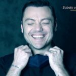 Tiziano Ferro Instagram - Cara Silvia, ancora troppo lontani. Ma con l’empatia e la dolcezza che solo tu sai. Ci vediamo sabato a VERISSIMO per una bella chiacchierata e la prima volta di “Casa a Natale” live 🎄💚 @verissimotv sabato alle 16.00 su Canale 5 #verissimo #silviatoffanin #casaanatale