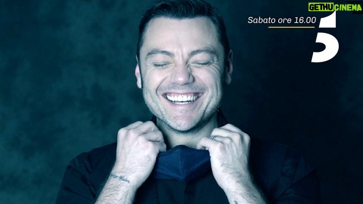 Tiziano Ferro Instagram - Cara Silvia, ancora troppo lontani. Ma con l’empatia e la dolcezza che solo tu sai. Ci vediamo sabato a VERISSIMO per una bella chiacchierata e la prima volta di “Casa a Natale” live 🎄💚 @verissimotv sabato alle 16.00 su Canale 5 #verissimo #silviatoffanin #casaanatale