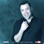 Tiziano Ferro Instagram - 𝖈𝖆𝖘𝖆 𝖆 𝖓𝖆𝖙𝖆𝖑𝖊 𝙄𝙡 𝙫𝙞𝙙𝙚𝙤 : 𝙫𝙞𝙙𝙚𝙤 : 𝙀𝙡 𝙫𝙞𝙙𝙚𝙤 𝘖𝘨𝘨𝘪 🇮🇹 𝘥𝘢𝘭𝘭𝘦 11.00 𝘩𝘰𝘺 𝘥𝘦𝘴𝘥𝘦 𝘭𝘢𝘴 🇲🇽 4am 🇧🇷 🇦🇷 6am 𝘓𝘪𝘯𝘬▶️sᴛᴏʀɪᴇ ɪɴ ᴇᴠɪᴅᴇɴᴢᴀ/ʜɪɢʜʟɪɢʜᴛ sᴛᴏʀɪᴇs ⚠️ (Ci tengo a dire che le immagini con la mascherina abbassata sono state girate in sicurezza, in ambienti distanziati o studi di posa isolati. Questo per ricordare a chi mi segue che l’utilizzo cosciente della mascherina é di PRIMARIA IMPORTANZA. L’unico regalo per questo Natale: Prendiamoci cura l’uno dell’altro 💝). - (I want to specify that every scene with my mask down was filmed in a safe and socially distanced environment or isolated studio. Safety and conscious behavior about mask wearing are a PRIORITY to me. Let’s all remember it! Our only real Christmas gift for this year: let’s take care of each other 💝). - (Es importante para mi aclarar que las imágenes con la mascarilla bajada fueron grabadas en ambientes o estudios aislados y en seguridad total. Esto para recordar a todos que la seguridad y el uso consciente de la mascarilla son una PRIORIDAD para mi. El único regalo de Navidad para este año: cuidémonos el uno del otro💝). www.drewstewart.net @cgonellamakeup @tallia1976 @giordanaangi #giordanaangi #casaanatale #accettomiracoli