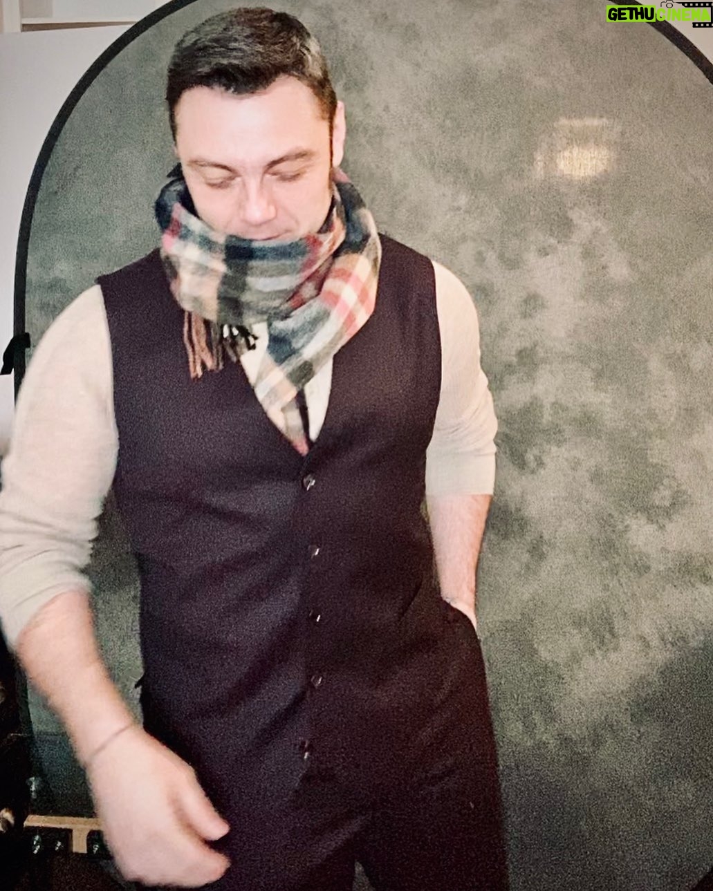 Tiziano Ferro Instagram - Qualcuno ha detto “prova abiti”? Qualcuno ha detto VIDEO NUOVO?!😱 - Did anybody say “fitting”? Did anybody say “NEW VIDEO”?!? 😵 - Alguien dijo “prueba de vestuario”? Alguien dijo NUEVO VIDEO?!?😳 #nuovosingolo #newsingle #accettomiracoli #lesperienzadeglialtri #ferro #siamoferro #dolcegabbana #d&g