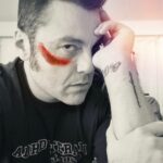 Tiziano Ferro Instagram – Legate. Imbavagliate. Insultate. Sottopagate. Γ il 2020 e le strisce rosse di dolore e sangue non sbiadiscono sul nostro viso.
E ci chiediamo ancora se ci sia bisogno di una legge contro la misoginia?!?
@centrodonnalilith
@cooperativae.V.a.
#stoconledonne #donneguerriere
#nonènormalechesianormale #violenzadigenere #25novembre
#womenrights #feminist #womenpower
#noviolenza