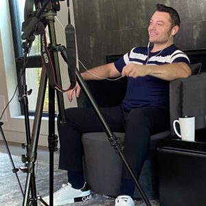 Tiziano Ferro Instagram - Quasi pronto per il collegamento con la mitica @mara_venier 
Oggi alle 14.00, DOMENICA IN @rai1official @raiplay_official 
-
Almost ready! 
🅒🅐🅢🅘 🅛🅘🅢🅣🅞🅢!
DOMENICA IN @raiply_official
🇺🇸5am•🇲🇽7am•🇧🇷🇦🇷 9am

Photo: @cgonellamakeup