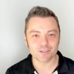 Tiziano Ferro Instagram – In Italia si può ancora morire di segregazione, d’odio.
Allora cosa aspettiamo?
Il prossimo femminicidio della ragazza che è stata chiamata pazza, malata, perché cercava aiuto?
Il prossimo suicidio di un ragazzo che veniva chiamato aberrazione, errore umano e che nessuno ha ascoltato?
Cosa farete poi?
Commenterete sotto un post che parla dell’ennesima vittima innocente.
Direte che vi dispiace per le loro famiglie, che le istituzioni non c’erano quando dovevano esserci mentre in fondo vi rallegrerete perché non è successo a voi, perché non era vostro figlio.
Ma io voglio dire una cosa.
Sta già succedendo a voi.
Ogni volta che una donna e un uomo muoiono da innocenti, muore un’altra occasione per essere ricordati e per fare qualcosa di buono .
Una legge contro l’odio non toglie libertà a nessuno.
Perchè insultare, minacciare, licenziare, picchiare, aggredire verbalmente a causa della diversità…non è libertà d’espressione.
Siete proprio sicuri che la prossima vittima di un reato d’odio non possa essere vostra figlia?
Se le cose rimarranno così, io non ve lo assicuro.
Alla civiltà.
Al rispetto.
Al mio Paese.
Per una legge contro l’odio, subito.
#𝐎𝐑𝐀𝐁𝐀𝐒𝐓𝐀
𝐒𝐚𝐛𝐚𝐭𝐨 10/10 𝐨𝐫𝐞 15.00
𝐌𝐢𝐥𝐚𝐧𝐨, 𝐩𝐢𝐚𝐳𝐳𝐚 𝐝𝐞𝐥𝐥𝐚 𝐒𝐜𝐚𝐥𝐚
@isentinellidimilano
