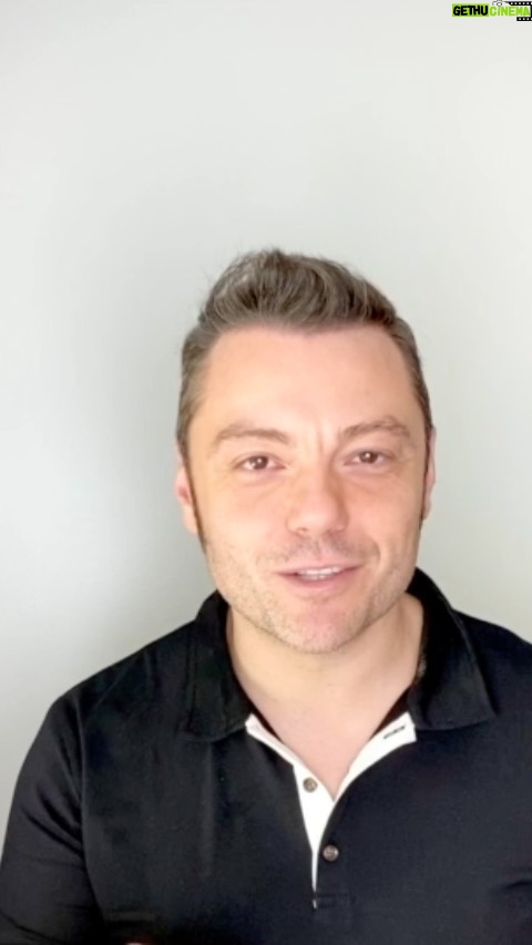 Tiziano Ferro Instagram - In Italia si può ancora morire di segregazione, d’odio. Allora cosa aspettiamo? Il prossimo femminicidio della ragazza che è stata chiamata pazza, malata, perché cercava aiuto? Il prossimo suicidio di un ragazzo che veniva chiamato aberrazione, errore umano e che nessuno ha ascoltato? Cosa farete poi? Commenterete sotto un post che parla dell’ennesima vittima innocente. Direte che vi dispiace per le loro famiglie, che le istituzioni non c’erano quando dovevano esserci mentre in fondo vi rallegrerete perché non è successo a voi, perché non era vostro figlio. Ma io voglio dire una cosa. Sta già succedendo a voi. Ogni volta che una donna e un uomo muoiono da innocenti, muore un’altra occasione per essere ricordati e per fare qualcosa di buono . Una legge contro l’odio non toglie libertà a nessuno. Perchè insultare, minacciare, licenziare, picchiare, aggredire verbalmente a causa della diversità…non è libertà d’espressione. Siete proprio sicuri che la prossima vittima di un reato d’odio non possa essere vostra figlia? Se le cose rimarranno così, io non ve lo assicuro. Alla civiltà. Al rispetto. Al mio Paese. Per una legge contro l’odio, subito. #𝐎𝐑𝐀𝐁𝐀𝐒𝐓𝐀 𝐒𝐚𝐛𝐚𝐭𝐨 10/10 𝐨𝐫𝐞 15.00 𝐌𝐢𝐥𝐚𝐧𝐨, 𝐩𝐢𝐚𝐳𝐳𝐚 𝐝𝐞𝐥𝐥𝐚 𝐒𝐜𝐚𝐥𝐚 @isentinellidimilano
