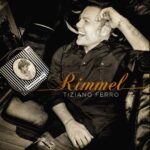 Tiziano Ferro Instagram – Il 6 novembre esce il secondo capitolo di 𝐀𝐂𝐂𝐄𝐓𝐓𝐎 𝐌𝐈𝐑𝐀𝐂𝐎𝐋𝐈:𝙇´𝙚𝙨𝙥𝙚𝙧𝙞𝙚𝙣𝙯𝙖 𝙙𝙚𝙜𝙡𝙞 𝙖𝙡𝙩𝙧𝙞.
Il mio primo disco di cover. Il desiderio di ogni artista, ogni sognatore diventato cantante.
Alcuni dei miracoli che – durante la mia vita – hanno preso forma di canzone.
Prima tra tutte 𝘙𝘐𝘔𝘔𝘌𝘓 dell’immenso 𝘍𝘳𝘢𝘯𝘤𝘦𝘴𝘤𝘰 𝘋𝘦 𝘎𝘳𝘦𝘨𝘰𝘳𝘪.
Dal 3 settembre, singolo fuori ovunque.
La canterò dal vivo per voi qui:
• 2 sᴇᴛᴛᴇᴍʙʀᴇ: @rai1official 𝐌𝐮𝐬𝐢𝐜 𝐀𝐰𝐚𝐫𝐝𝐬 con gli amici @carloconti.tv e @vanessa_incontrada @radioitalia live su www.raiplay.it

• 9 sᴇᴛᴛᴇᴍʙʀᴇ: #rtl1025 🅟🅞🅦🅔🅡 🅗🅘🅣🅢 🅔🅢🅣🅐🅣🅔 live on www.rtl.it

𝐀𝐂𝐂𝐄𝐓𝐓𝐎 𝐌𝐈𝐑𝐀𝐂𝐎𝐋𝐈: 𝙇´𝙚𝙨𝙥𝙚𝙧𝙞𝙚𝙣𝙯𝙖 𝙙𝙚𝙜𝙡𝙞 𝙖𝙡𝙩𝙧𝙞.
1 – RIMMEL
2 – MORIRÓ D’AMORE
3 – BELLA D’ESTATE
4 – MARGHERITA
5 – E TI VENGO A CERCARE
6 – ALMENO TU NELL’UNIVERSO
7 – CIGARETTES & COFFEE
8 – PERDERE L’AMORE ᴄᴏɴ 𝘔𝘢𝘴𝘴𝘪𝘮𝘰 𝘙𝘢𝘯𝘪𝘦𝘳𝘪
9 – PIOVE ғᴇᴀᴛ. @boxofbeats
10- PORTAMI A BALLARE
11- NEL BLU DIPINTO DI BLU
12- ANCORA, ANCORA, ANCORA
13- NON ESCLUDO IL RITORNO

11/6 new album 𝐀𝐂𝐂𝐄𝐓𝐓𝐎 𝐌𝐈𝐑𝐀𝐂𝐎𝐋𝐈: 𝙇´𝙚𝙨𝙥𝙚𝙧𝙞𝙚𝙣𝙯𝙖 𝙙𝙚𝙜𝙡𝙞 𝙖𝙡𝙩𝙧𝙞 – my first cover album. And 9/3 𝐑𝐢𝐦𝐦𝐞𝐥, first single out everywhere.

El 6 de noviembre sale mi primer disco de versiones.
Probablemente el deseo más grande de cada soñador que se ha vuelto artista.
Empezamos el 3/9 con 𝐑𝐈𝐌𝐌𝐄𝐋, el primer sencillo .

#lesperienzadeglialtri
#rimmel
#equalcosarimane