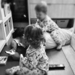 Tiziano Ferro Instagram - Papà prova a leggere le bozze, invano! 𝐋𝐀 𝐅𝐄𝐋𝐈𝐂𝐈𝐓𝐀' 𝐀𝐋 𝐏𝐑𝐈𝐍𝐂𝐈𝐏𝐈𝐎, il mio primo romanzo, 𝗳𝘂𝗼𝗿𝗶 𝗶𝗹 𝟯 𝗢𝘁𝘁𝗼𝗯𝗿𝗲. 📖 Trying to read the last draft, in vain! 𝐋𝐀 𝐅𝐄𝐋𝐈𝐂𝐈𝐓𝐀' 𝐀𝐋 𝐏𝐑𝐈𝐍𝐂𝐈𝐏𝐈𝐎, my first novel 𝗼𝘂𝘁 𝗢𝗰𝘁𝗼𝗯𝗲𝗿 𝘁𝗵𝗲 𝟯𝗿𝗱. 📖 Intentando leer el ultimo borrador del libro, sin suerte! 𝐋𝐀 𝐅𝐄𝐋𝐈𝐂𝐈𝐓𝐀' 𝐀𝐋 𝐏𝐑𝐈𝐍𝐂𝐈𝐏𝐈𝐎, mi primera novela 𝗳𝘂𝗲𝗿𝗮 𝗲𝗹 𝟯 𝗱𝗲 𝗢𝗰𝘁𝘂𝗯𝗿𝗲. #lafelicitaalprincipio #primoromanzo #firstnovel @librimondadori @mondadoristore