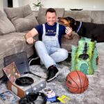 Tiziano Ferro Instagram - Tra una cosa e l’altra qui negli USA siamo a casa da marzo. Sto passando l’estate a riscoprire la musica, i giochi, le passioni della mia infanzia. E ovviamente Beau che non mi lascia in pace 😆❤️ 𝓟𝓪𝓼𝓼𝓪𝓽𝓸. 𝙿𝚛𝚎𝚜𝚎𝚗𝚝𝚎, 𝔽𝕦𝕥𝕦𝕣𝕠? — Order after order, we’ve been staying at home since March. I’m trying to go back to what used to make me happy during my childhood : games, music, passions. And Beau who never leaves me in peace 😆❤️ 𝓟𝓪𝓼𝓽. 𝙿𝚛𝚎𝚜𝚎𝚗𝚝, 𝔽𝕦𝕥𝕦𝕣𝕖? — Entre cosas y eventos, aquí en los Estadosunidos seguimos estando en casa desde marzo. Estoy usando mi tiempo para volver a lo que me hacía feliz durante mi infancia : juegos, música, pasiones. Y Beau che nunca me deja en paz 😆❤️ 𝓟𝓪𝓼𝓪𝓭𝓸. 𝙿𝚛𝚎𝚜𝚎𝚗𝚝𝚎, 𝔽𝕦𝕥𝕦𝕣𝕠? PH: @vicallenla #castellodigreyskull #heman #skeletor #gameboy #45giri #greyskull #mastersoftheuniverse #dobiesofinstagram #rescuedogs