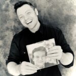 Tiziano Ferro Instagram - Cimelio d’annata! PERDERE L’AMORE, un regalo prezioso che l’ineguagliabile Massimo Ranieri mi ha donato ancora una volta. Gratitudine eterna . Non abbandonate mai quei sogni sgangherati, che ogni tanto per sbaglio si avverano. 𝐏𝐄𝐑𝐃𝐄𝐑𝐄 𝐋´𝐀𝐌𝐎𝐑𝐄 𝒸𝑜𝓃 𝘔𝘢𝘴𝘴𝘪𝘮𝘰 𝘙𝘢𝘯𝘪𝘦𝘳𝘪. Da oggi solo per @ilovemyradio2020 - Here it comes: PERDERE L’AMORE. Long time ago I bought this 45 record - you young kids don’t even know what I’m talking about LOL - and today here I am singing this song with the one and only @ranieri_official Forever grateful. Hang on to your imperfect dreams. One day they might come knocking at your door! 𝐏𝐄𝐑𝐃𝐄𝐑𝐄 𝐋´𝐀𝐌𝐎𝐑𝐄 𝓌𝒾𝓉𝒽 𝘔𝘢𝘴𝘴𝘪𝘮𝘰 𝘙𝘢𝘯𝘪𝘦𝘳𝘪. Today only for @ilovemyradio2020 — Hace mucho mucho tiempo compré este 45. Y ahora aquí está: PERDERE L’AMORE con en unico y absoluto Massimo Ranieri, que me ha donado este regalo una vez más. Gratitud eterna! Nunca parar de creer en los sueños, algún día podrían llegar a tocar a vuestra puerta. 𝐏𝐄𝐑𝐃𝐄𝐑𝐄 𝐋´𝐀𝐌𝐎𝐑𝐄 𝒸𝑜𝓃 𝘔𝘢𝘴𝘴𝘪𝘮𝘰 𝘙𝘢𝘯𝘪𝘦𝘳𝘪. Desde hoy solo para @ilovemyradio2020 #ilovemyradio #massimoranieri #perderelamore #1988 #tzn2021