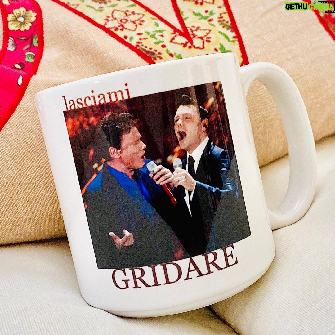 Tiziano Ferro Instagram - La mia tazza preferita! πππ§πππ§π πΒ΄ππ’π€π§π α΄α΄Ι΄ πππ¬π¬π’π¦π¨ πππ§π’ππ«π’ Da lunedΓ¬ in radio, solo per @ilovemyradio2020 @ranieri_official #massimoranieri #perderelamore #ilovemyradio #1988