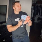Tiziano Ferro Instagram - Regali sorprendenti 🤩 Ma dove l’hai trovato il 45 giri di ALMENO TU NELL’UNIVERSO?!? Che meraviglia! 💙❤️💙 Beyond surprising gifts🤩 Where did you find this?!? Look at this beauty!!! ❤️💙❤️ Regalos más qué sorprendentes 🤩 Pero dónde has encontrado esto?!? Que maravilla! 💙❤️💙 #almenotunelluniverso #45giri #45rpm #1989 #ballaperme #tzn2021