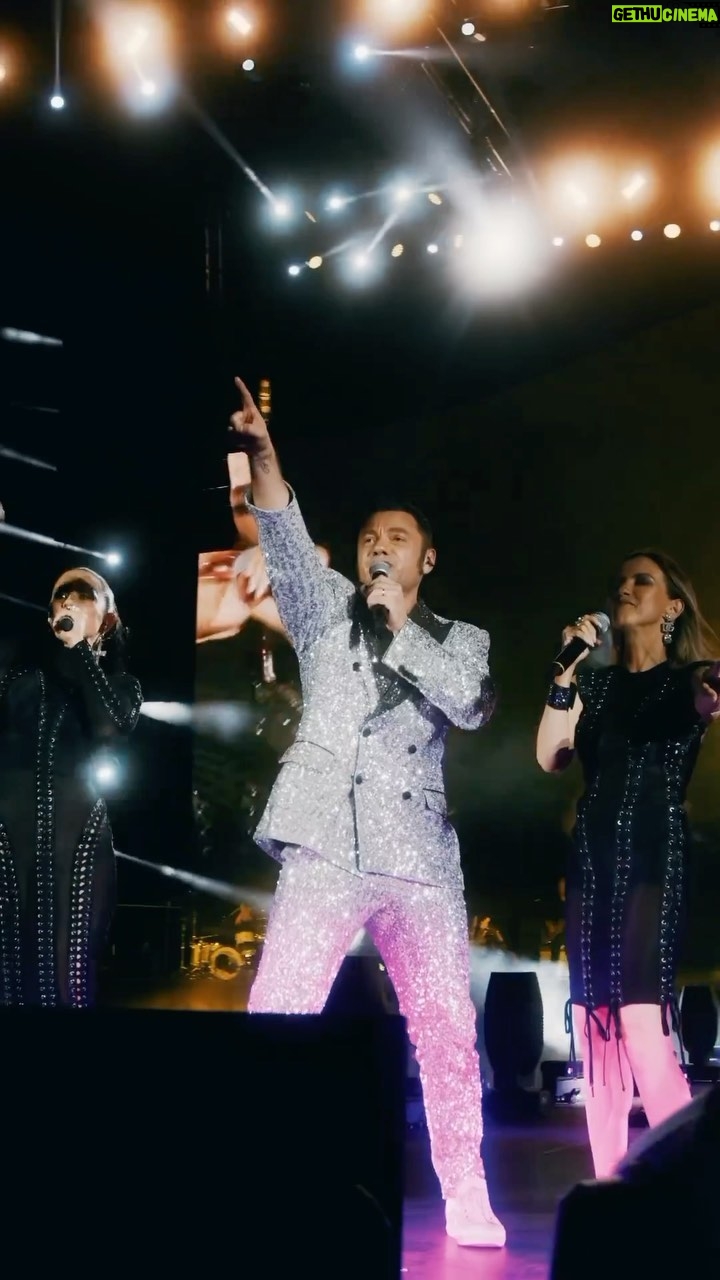 Tiziano Ferro Instagram - “Le regine del 2000 son tornate!”…e io c’ero! @paolaiezzireal @chiaraiezzi_real #paolaechiara #vamosabailar #vamosabailarestavidanueva Stadio Dall'Ara - Bologna