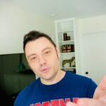 Tiziano Ferro Instagram - Il giorno del mio compleanno mi dissero che avremmo raddoppiato la data di Modena, quindi eccitato stampai questa maglietta per realizzare il video dell’annuncio. Sappiamo tutti cos’è successo poi. Questa maglietta però oggi rappresenta una gioia che arriverà, quella del 𝙙𝙤𝙙𝙞𝙘𝙞 𝙜𝙞𝙪𝙜𝙣𝙤 𝙙𝙪𝙚𝙢𝙞𝙡𝙖𝙫𝙚𝙣𝙩𝙪𝙣𝙤 cara 𝙈𝙤𝙙𝙚𝙣𝙖!🤩🤩🤩 E sarà festa, Amore, gioia! Vi voglio bene! 💕 On the day of my birthday this year they informed me we would have doubled Modena’s concert up. So I printed this t-shirt to record a video and announce it. We all know what happened right after. This t-shirt today represents a celebration, our new date. See you June 12th 2021 MODENA. And it will be party, love and fun! Love you ! 💕 El día de mi cumpleaños me comunicaron que habríamos doblado la fecha en MODENA. Entonces imprimí esta camiseta para grabar el vídeo del anuncio. Lo que paso poco después lo sabemos todos. Pero esta camiseta hoy representa la celebración para nuestra nueva fecha. MODENA nos veremos el 12 de Junio del 2021! Y será fiesta, alegria y amor. Os quiero 💕 #ballaperme #haidelleisolenegliocchi #tzn2021 🎟𝘉𝘐𝘎𝘓𝘐𝘌𝘛𝘛𝘐 ℹ️𝘐𝘕𝘍𝘖 ▶️𝘴𝘵𝘰𝘳𝘺 𝘪𝘯 𝘦𝘷𝘪𝘥𝘦𝘯𝘻𝘢𝘩𝘪𝘨𝘩𝘭𝘪𝘨𝘩𝘵 𝘴𝘵𝘰𝘳𝘺